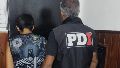 El sospechoso, de espaldas, es exhibido por el personal de la PDI.