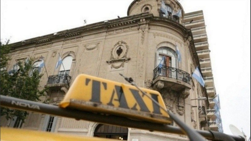 Taxistas al Concejo con diferentes planteos: entre subir y no subir la tarifa.
