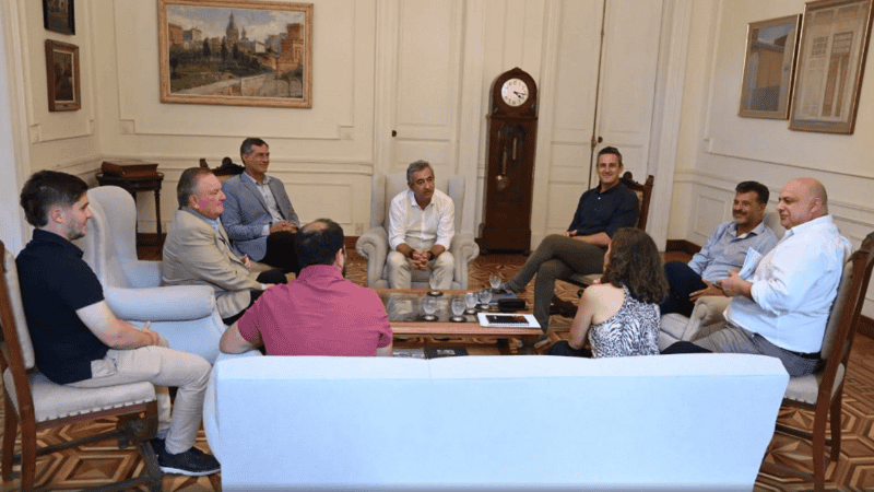 Felipe Michlig, Ciro Seisas y otros senadores se reunieron con el intendente Javkin.