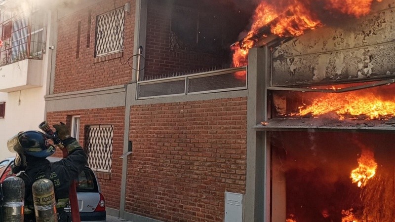 La labor de Bomberos impidió el avance del fuego.
