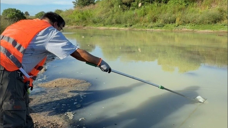 Se tomaron muestras de las aguas contaminadas en el Ludueña