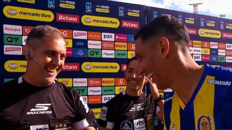 El divertido momento de Di María con el árbitro durante el sorteo.