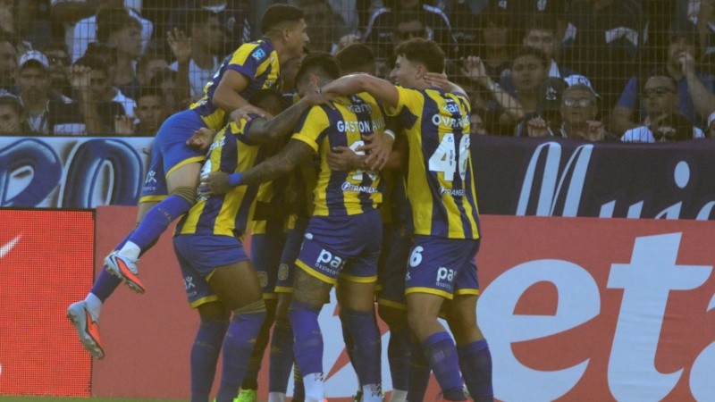 Montaña canalla para celebrar el 2-1 del Gato Ávila en La Plata.