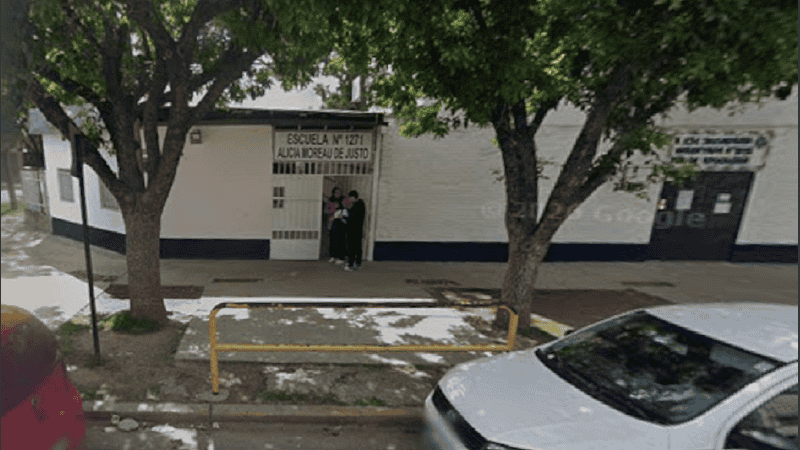 La escuela fue objeto de un ataque a balazos en un portón y una pared.