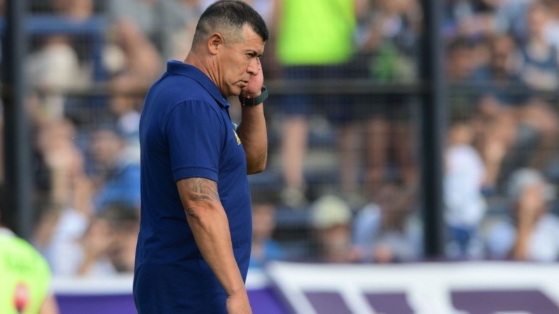 Almirón pasó de la preocupación en el primer tiempo a la felicidad en el final por el triunfo.