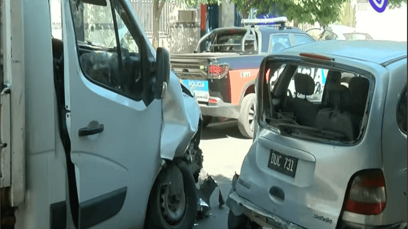 El camión impactó a gran velocidad al primer vehículo estacionado, que produjo un choque en cadena.