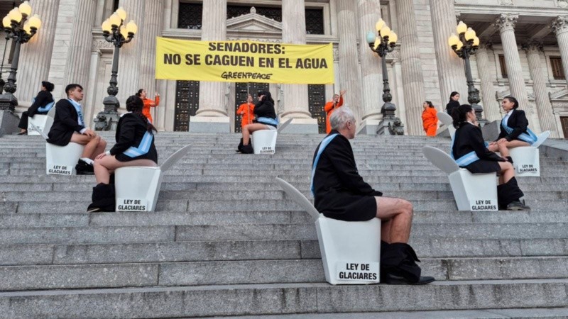 Los manifestantes en la puerta del Congreso de la Nación.