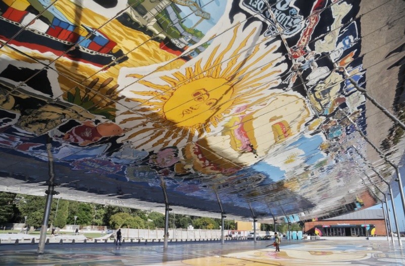 El reflejo del mural “Río Arriba”&nbsp;en el paseo Costa Nueva.