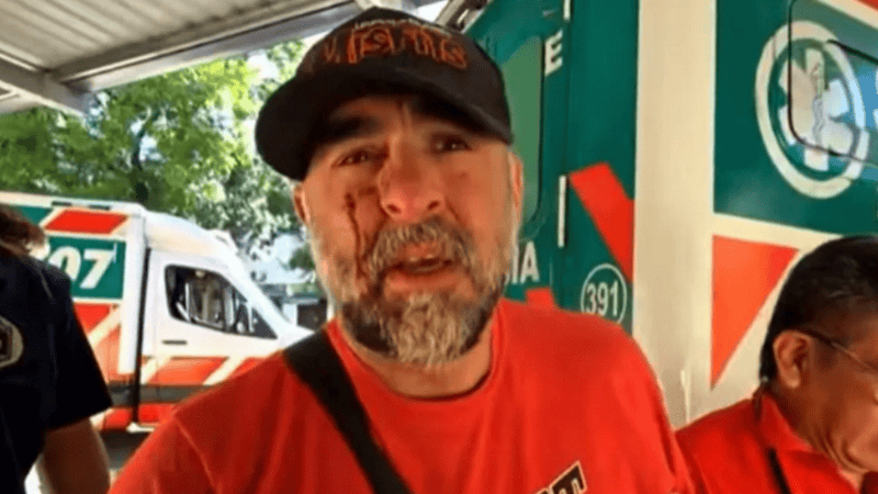 El camarógrafo brutalmente agredido por la policía.