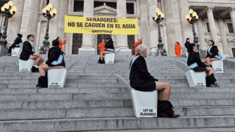 Hubo forcejeos y detenciones en el Congreso por una protesta de Greenpeace contra la reforma de la ley de glaciares
