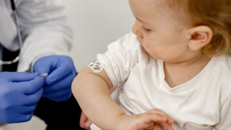 El esquema actualizado establece la aplicación de una primera dosis a los 12 meses y una segunda entre los 15 y 18 meses para todas las personas habitantes del territorio nacional.