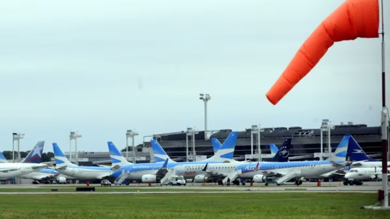 El gremio de controladores aéreos sostiene que el conflicto se origina en el deterioro salarial frente a la inflación y en condiciones laborales que afectan a los trabajadores y a la seguridad operativa.