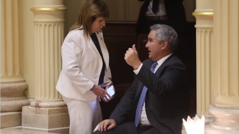 &nbsp;La senadora Patricia Bullrich dialoga, en el palco, con el canciller Pablo Quirno.