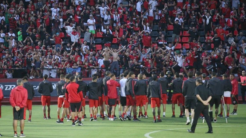 El plantel de cara a la gente leprosa (Alan Monzón/Rosario3)