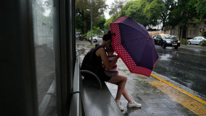 La lluvia sorprendió a los rosarinos este jueves.