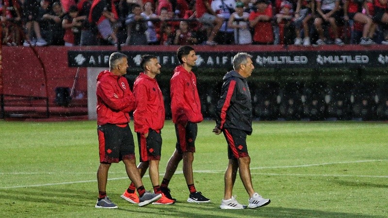 &nbsp;Kudelka y su cuerpo técnico presente en el banderazo (Alan Monzó/Rosario3).