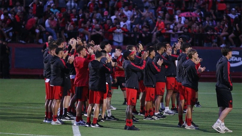 Aplausos de los jugadores para los hinchas (Alan Monzón/Rosario3).