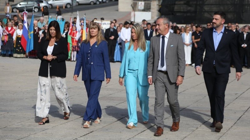 La presidenta de la Cámara de Diputados provincial; Clara García; la ministra de Cultura, Susana Rueda; la titular del Concejo, María Eugenia Schmuck; el intendente Pablo Javkin y el ministro de Ambiente, Enrique Estévez. (Foto: Alan Monzón / Rosario3)