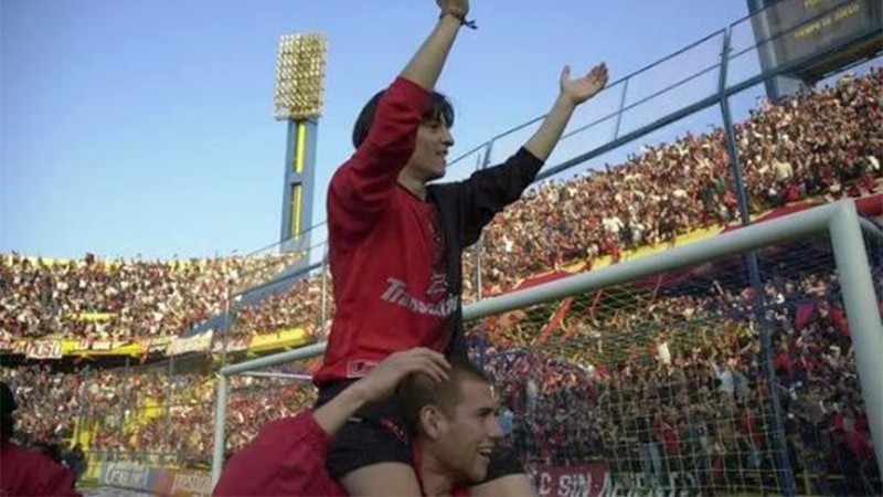 Re levantando a Manso, una de las figuras del clásico de 2004.&nbsp;