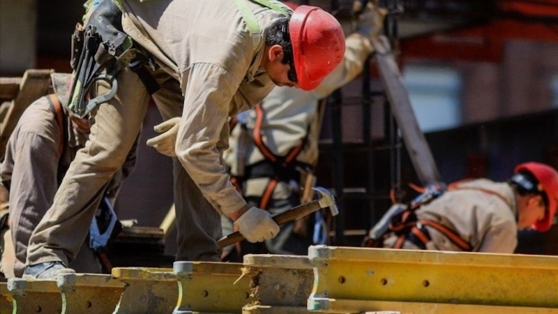 La ley involucra a sectores productivos, trabajadores y cámaras empresariales y redefine la relación laboral en varios aspectos relevantes para el sector privado.