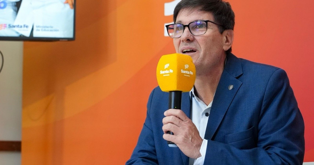 El ministro de Educación de Santa Fe, José Goity, durante una conferencia de prensa