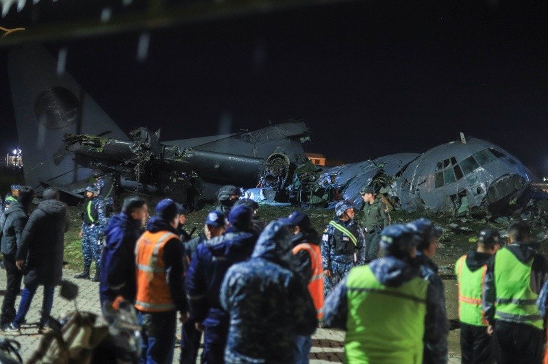 &nbsp;Al menos 15 personas murieron, varias resultaron heridas y 15 vehículos fueron afectados por el accidente que tuvo este viernes un avión militar de carga. EFE
