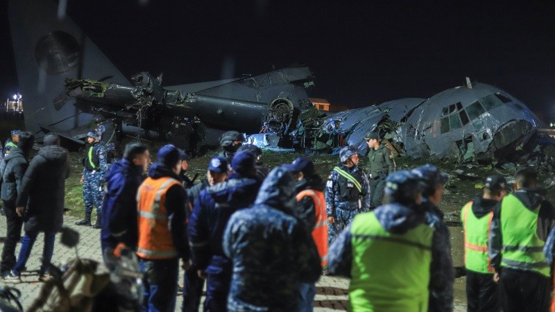 Al menos 15 personas murieron, varias resultaron heridas y 15 vehículos fueron afectados por el accidente que tuvo este viernes un avión militar de carga. EFE