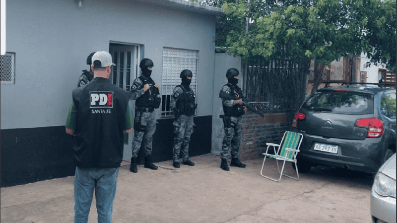 Los hombres fueron detenidos en el marco de una investigación por venta de drogas.