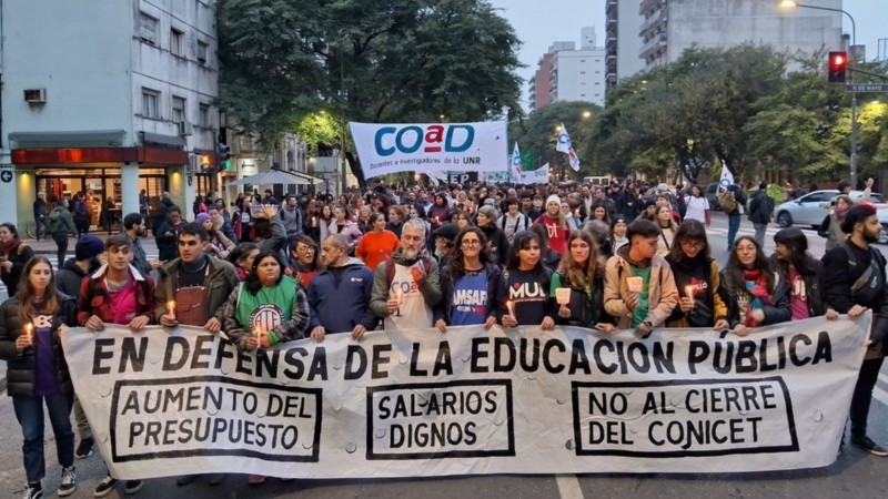 Adhieren a la medida de fuerza de docentes universitarios nacional y a los docentes escolares.