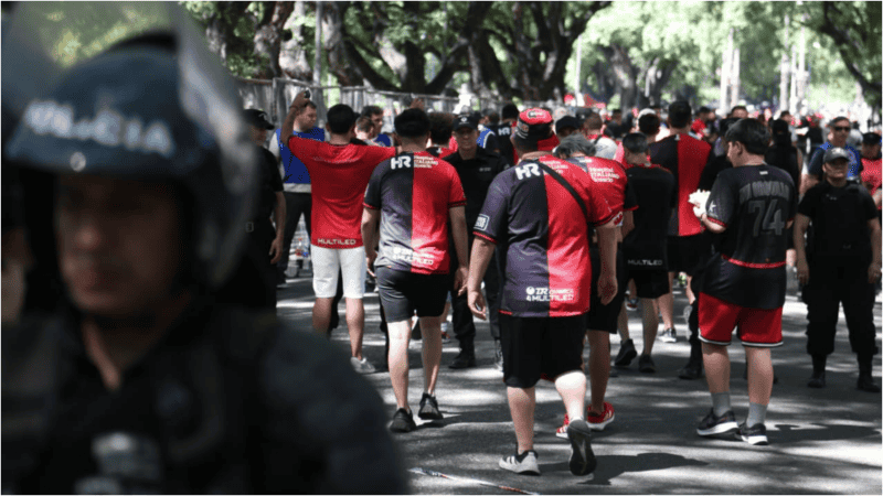 La previa de los hinchas leprosos en el Coloso.