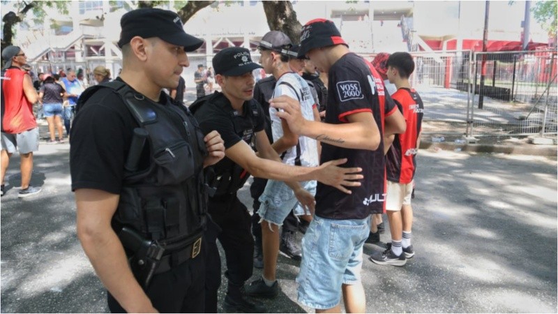 La previa de los hinchas leprosos en el Coloso.
