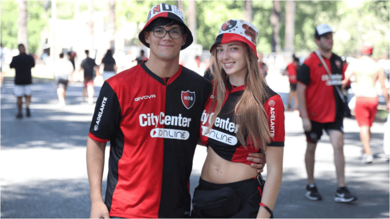 La previa de los hinchas leprosos en el Coloso.