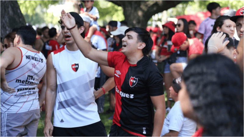 La previa de los hinchas leprosos en el Coloso.
