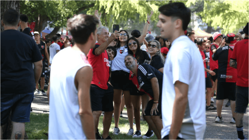 La previa de los hinchas leprosos en el Coloso.