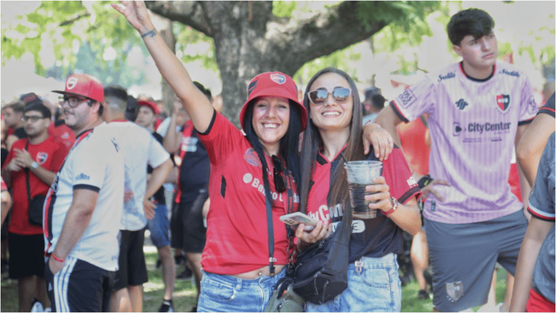 La previa de los hinchas leprosos en el Coloso.