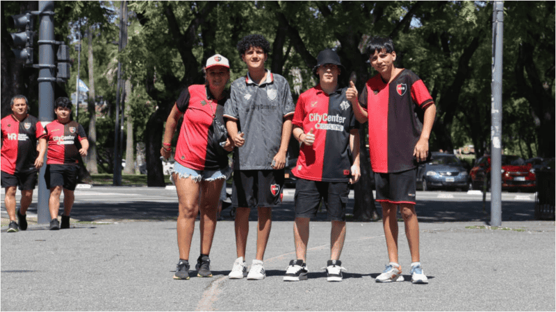 La previa de los hinchas leprosos en el Coloso.