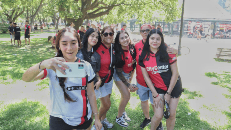La previa de los hinchas leprosos en el Coloso.