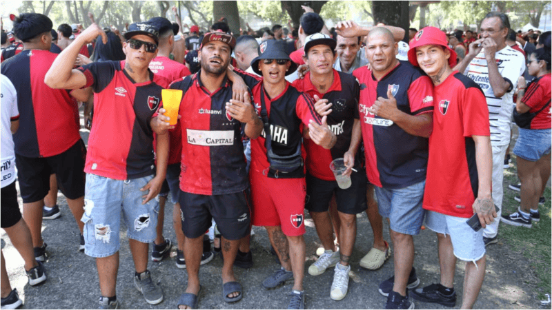 La previa de los hinchas leprosos en el Coloso.