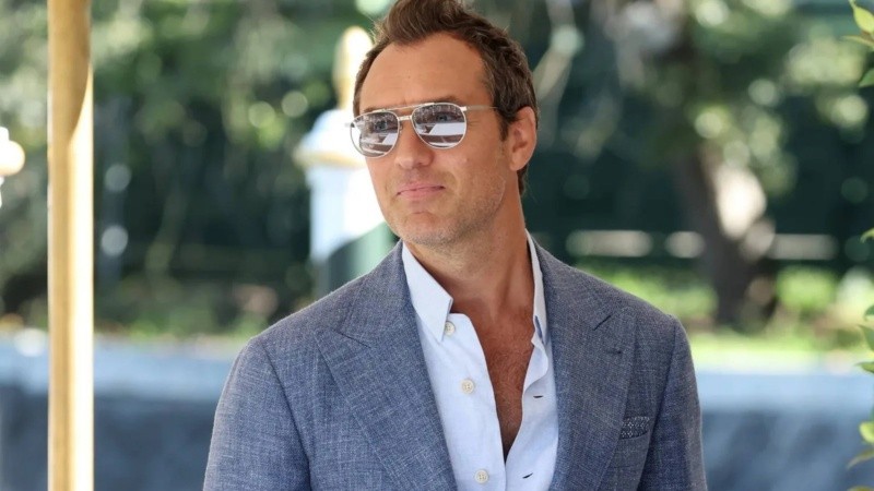 Una opción no tan formal como un smoking, ni casual como una camiseta, sino justo en el medio para casi cualquier ocasión.