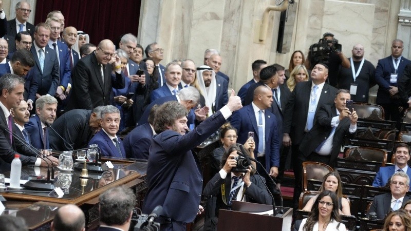El presidente Javier Milei saluda a sus simpatizantes tras ingresar a la Cámara de Diputados.