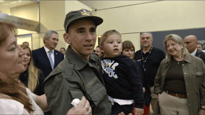 Nahuel Gallo con su hijo en brazos.