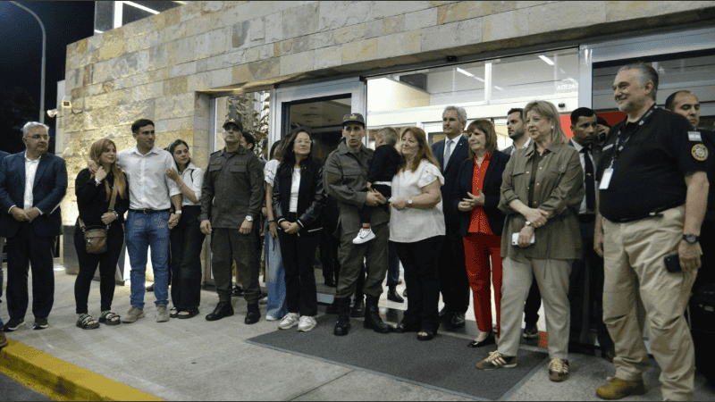 Nahuel Gallo con las autoridades nacionales.