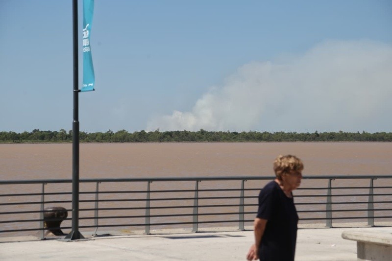 El humo en la isla frente a Rosario este lunes (Alan Monzón/Rosario3)&nbsp;