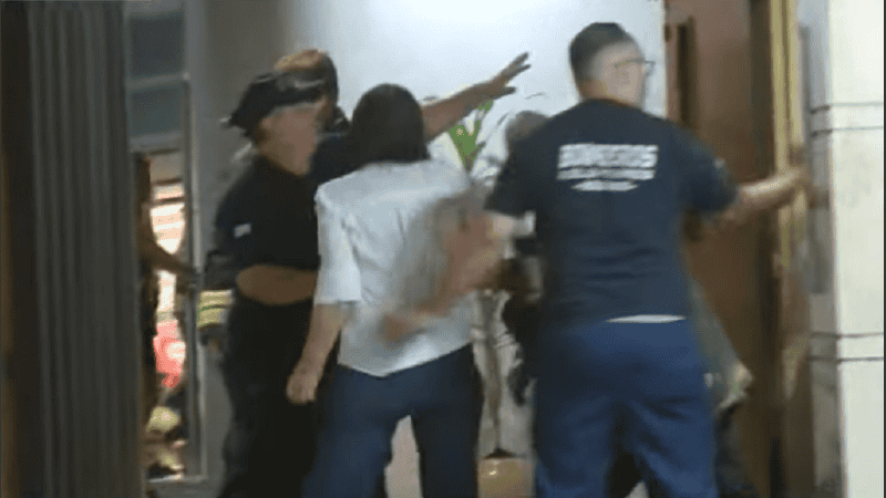 El momento en que una de las personas fue rescatada por el equipo especializado de los bomberos voluntarios.