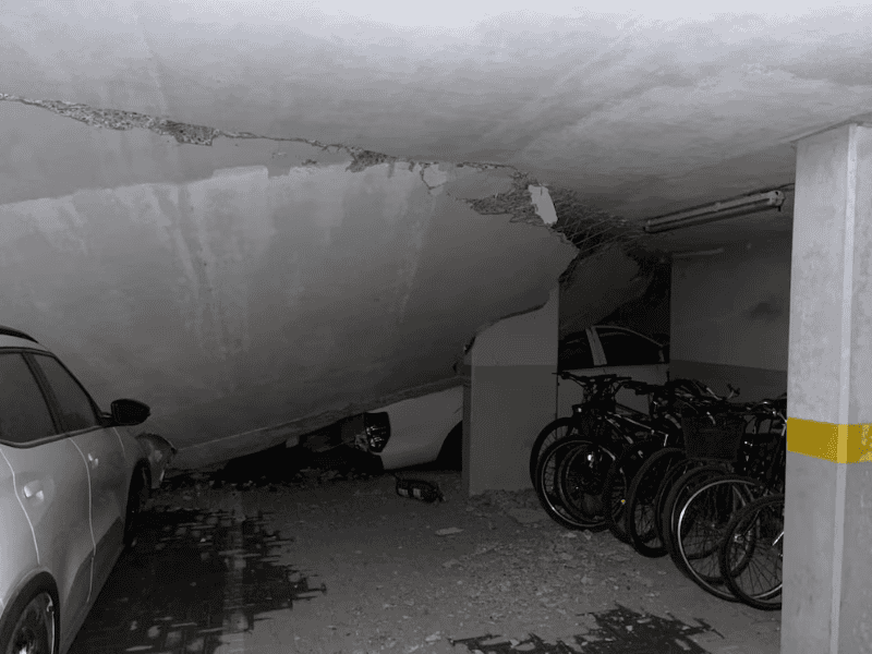 &nbsp;Así se ve desde adentro el derrumbe del garage de Parque Patricios. Foto Infobae 