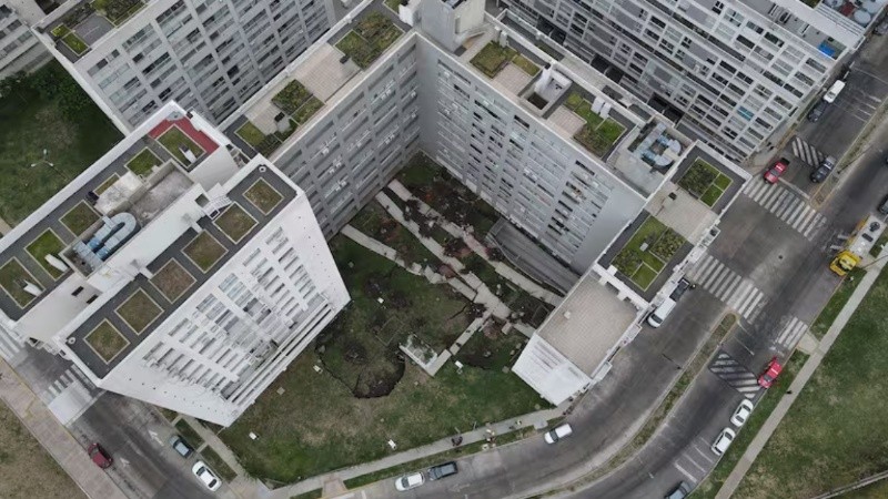 El jefe de Bomberos indicó que el edificio fue evacuado en forma preventiva y que “no hay heridos”. Foto La Nación