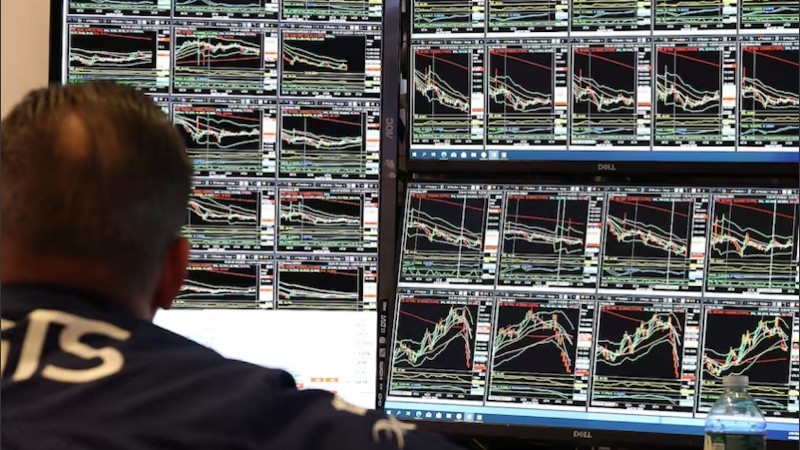 Las amplias caídas bursátiles globales arrastran a los activos argentinos.