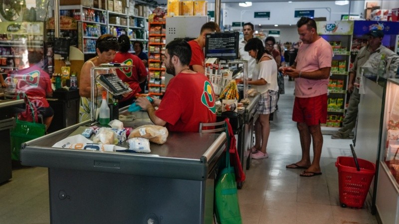 Las familias se endeudan para comprar comida y llegar a fin de mes.