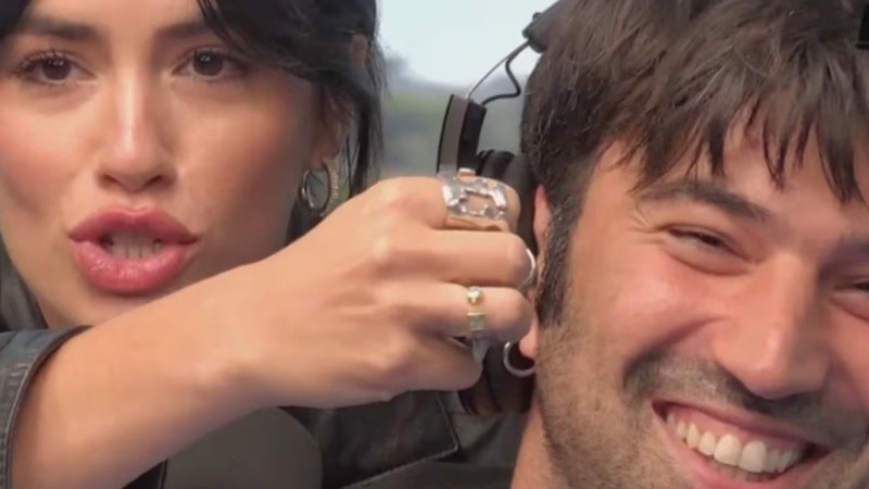 La artista mostró a cámara el anillo