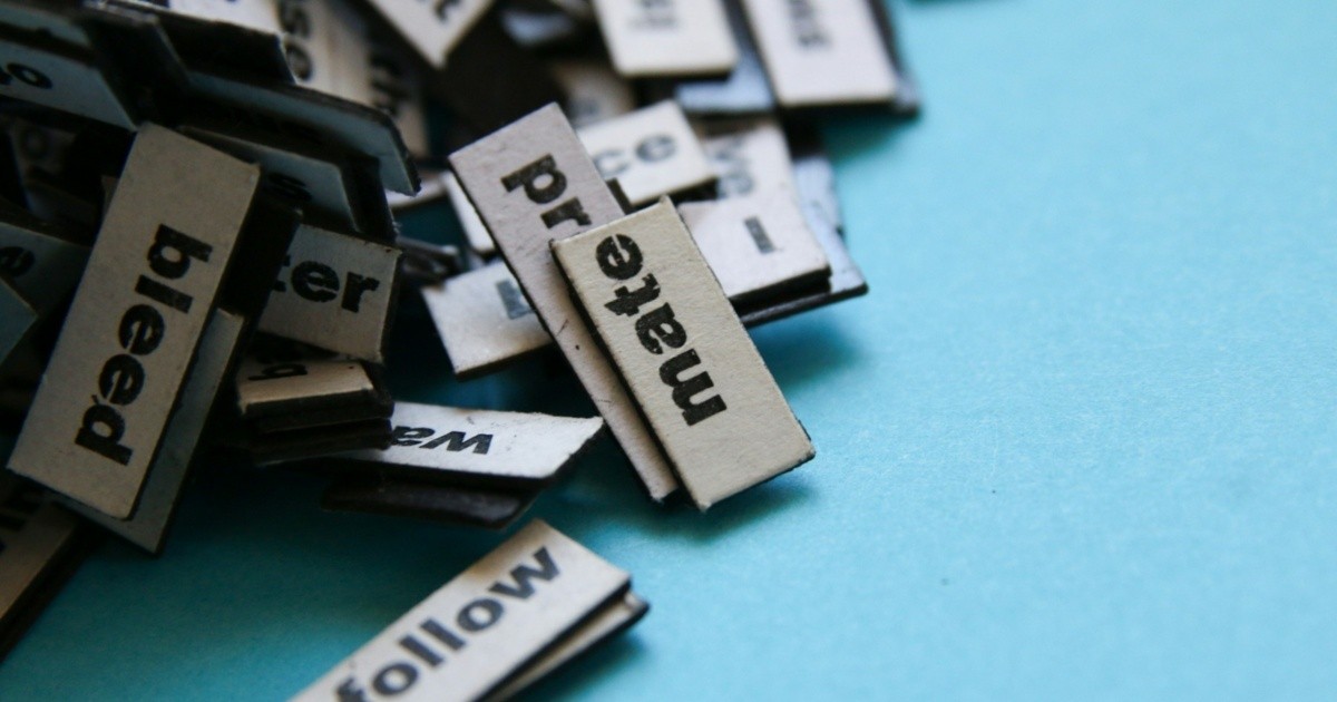 Aula de la UNR con estudiantes en un curso de idiomas